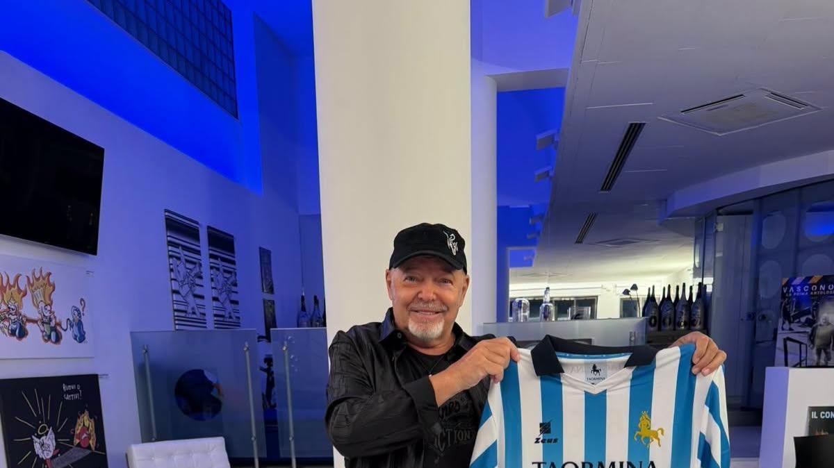 Taormina, il rock italiano veste biancazzurro: Vasco Rossi riceve la maglia del club