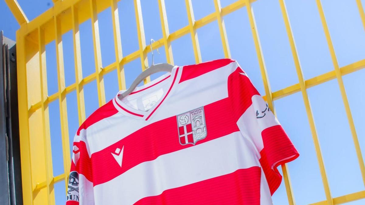 Il Rimini omaggia Papa Leone: la maglia speciale in vista dell'esordio