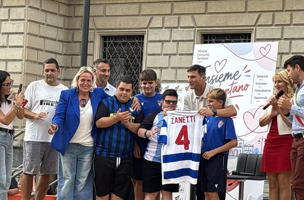 Javier Zanetti con la numero 4 della Pro Patria: il regalo alla bandiera dell'Inter