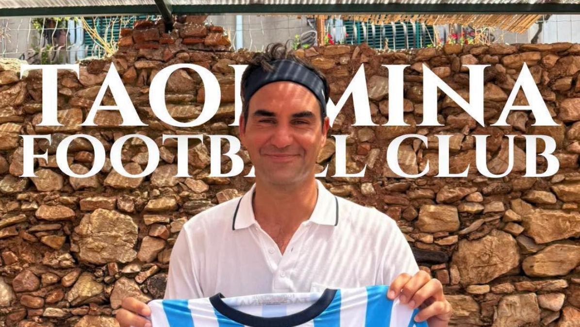 Taormina, un testimonial d'eccezione: Roger Federer posa con la maglia