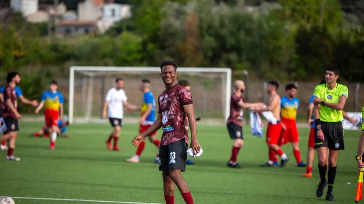 Tragedia a Sant’Agata Militello, morto a 22 anni l’ex calciatore Christian Alabi