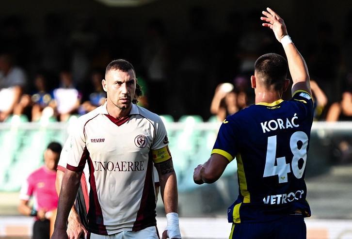 Verona implacabile, l'Arezzo crolla al Bentegodi: un passivo pesante (5-0) frena la corsa amaranto in Serie B.