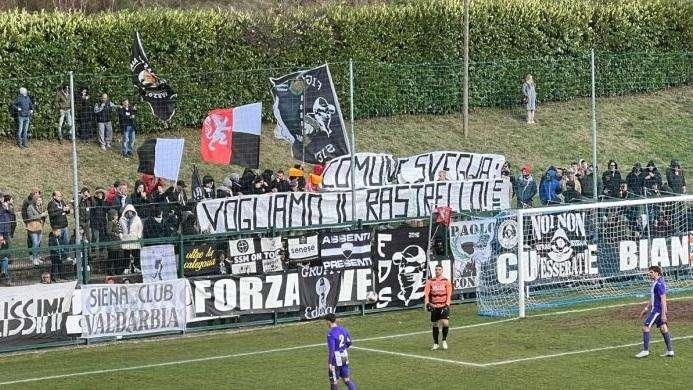 Siena Calcio, lo striscione: “I tifosi rivogliono il Rastrello”