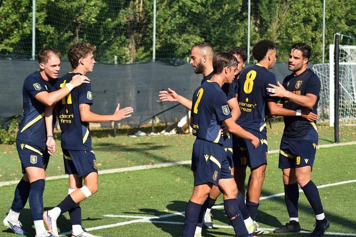 Figline, che brivido! Coviello spaventa i gialloblù ma il 3-2 resiste: prima vittoria stagionale per la squadra di Beoni.