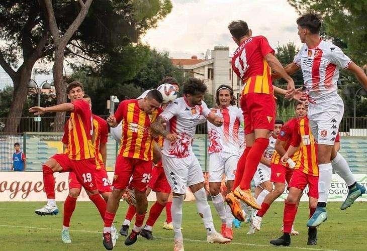 La caccia al Siena infiamma la Serie D: Livorno, Poggibonsi e Seravezza volano