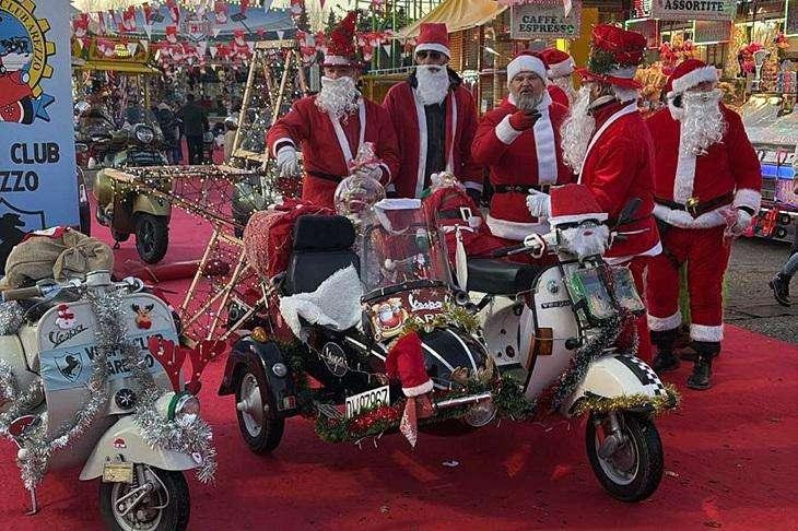 Arezzo abbraccia il mito: il successo della parata natalizia in Vespa.