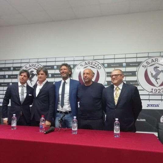 La S.S. Arezzo prima l'iscrizione al campionato, poi i programmi. 