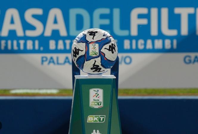 Svolta storica nel calciomercato: la Serie B anticipa l'apertura a dicembre!