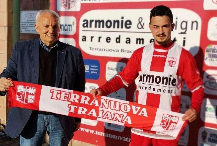 Irisjan Taflaj veste la maglia bianco rossa della Terranova Traiana