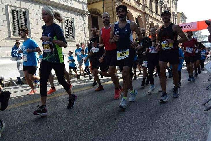 Arezzo corre sotto il sole africano : Una festa di sport e solidarietà