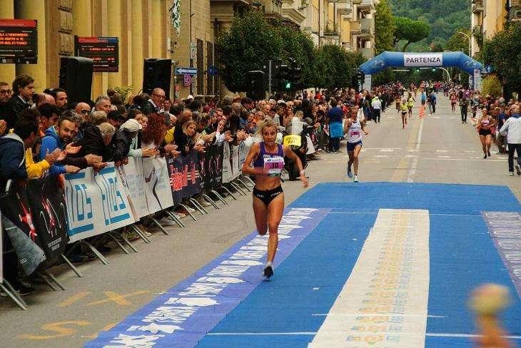 Spettacolo a non finire ad Arezzo: i 10 km infiammano la città