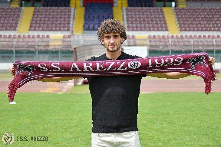 Mattia Gaddini veste l' amaranto dell' Arezzo Calcio
