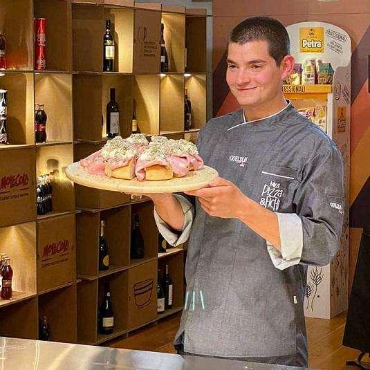 L’aretino Riccardo Pancini protagonista a “Mica pizza e fichi” di La7