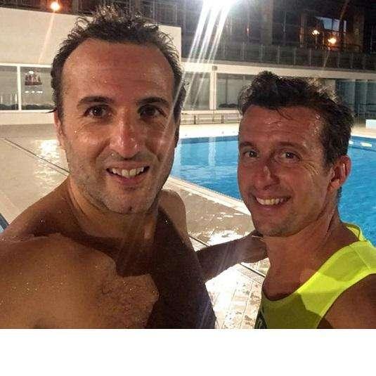 Gli allenatori di fitness in acqua a lezione al palazzetto del nuoto