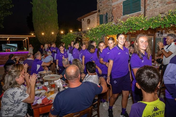 Sansepolcro abbraccia la Fiorentina Women: tra Buitoni e tifo, rinasce una splendida amicizia calcistica.
