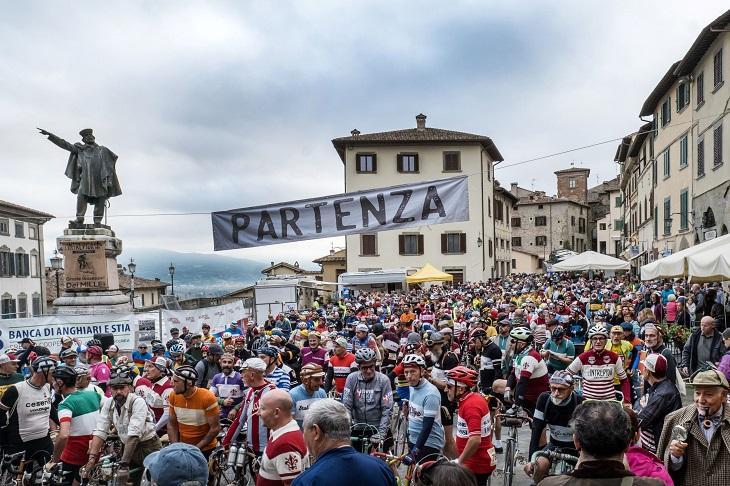 Anghiari capitale del ciclismo d'epoca: l'Intrepida dei mille sorrisi si conferma un successo