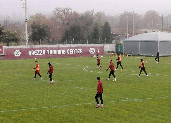 Novanta minuti di passione: tra il caso Ternana e l'insidia sarda, l'Arezzo cerca il pass per la B. 