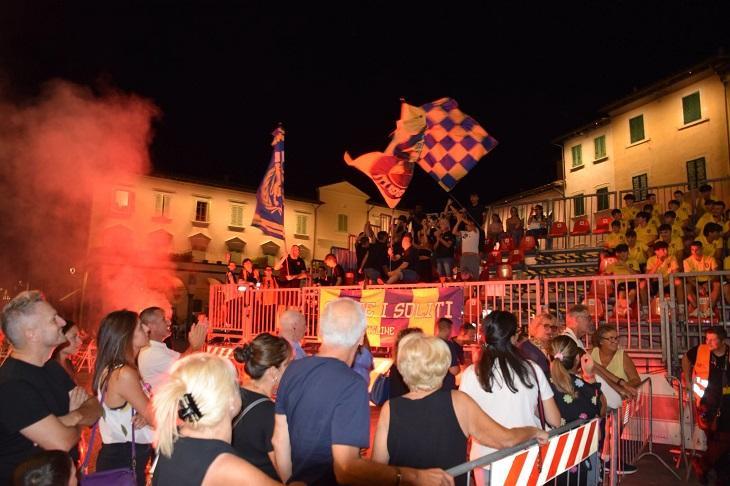 Figline abbraccia i suoi colori: una marea gialloblù infiamma Piazza Ficino