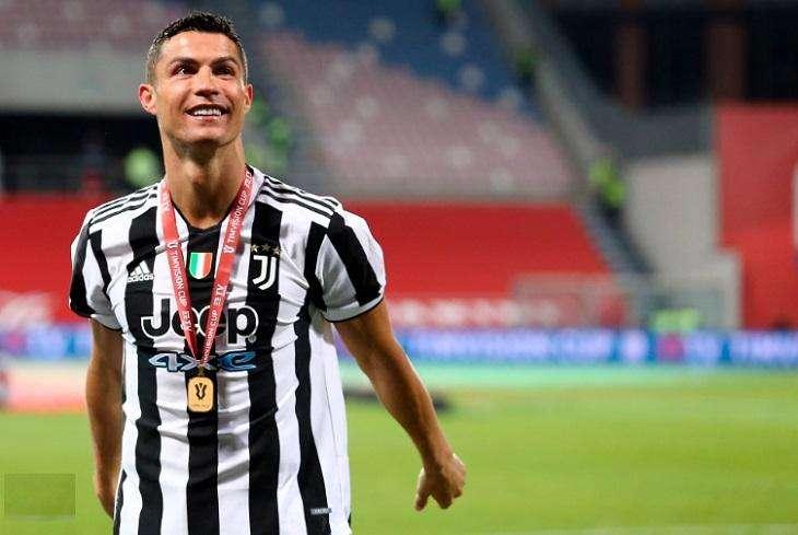 Ronaldo: Il Re Incontrastato del Web, Simbolo di un Calcio che Cambia