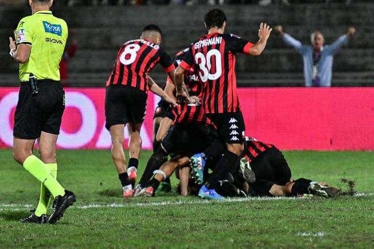 Arezzo-Lucchese: Sfida Pasquale tra Ambizioni Playoff e Crisi Societaria