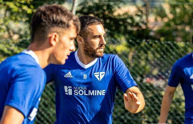 A Tux Tu con l' attaccante Vieri Regoli del Follonica Gavorrano  