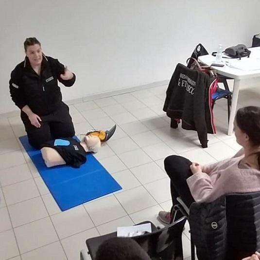 Trenta aspiranti bagnini in formazione al palazzetto del nuoto