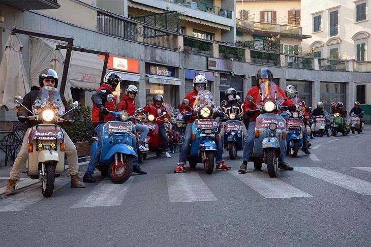 Una carovana di vespisti in sella per il “VespArezzo”