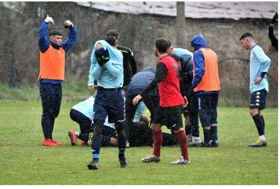 Portiere si sente male durante la partita: l’allenatore della squadra avversaria lo salva
