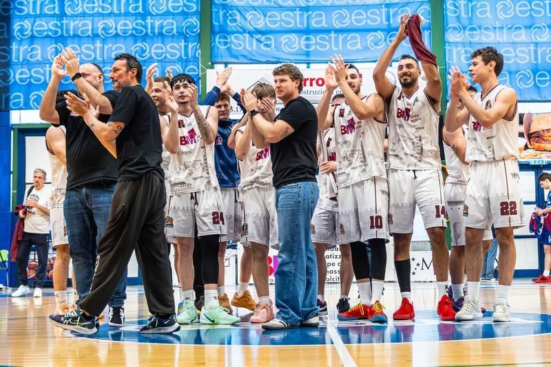 Scuola Basket Arezzo, scelta di responsabilità: addio alla Serie B Interregionale per tutelare il futuro