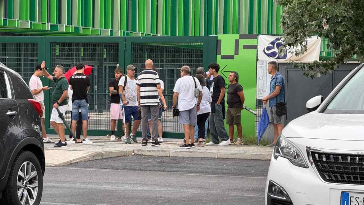 Tifosi in fila fuori PalaTerni