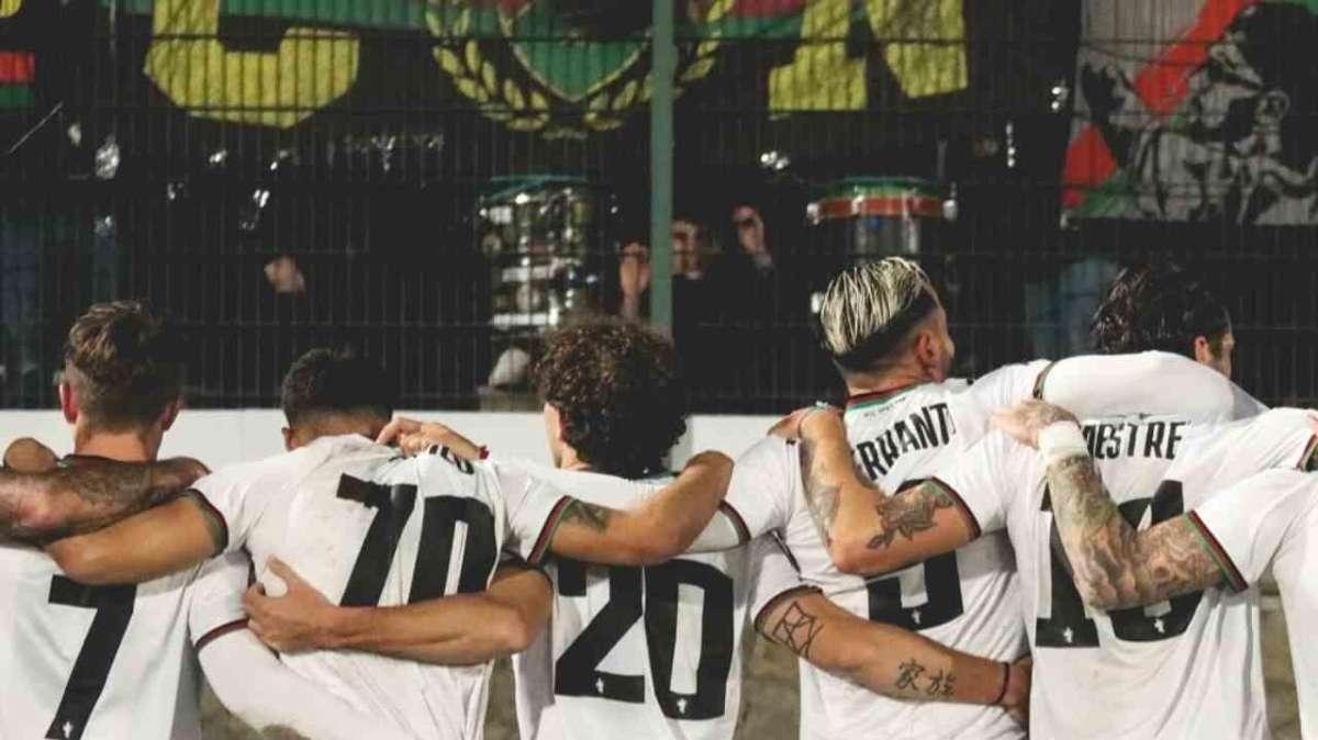 Il saluto dei tifosi rossoverdi alla Ternana nel post Pianese 