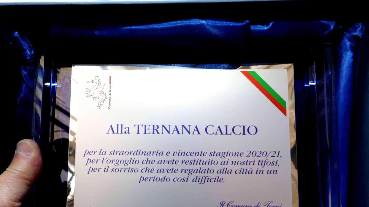 Il sindaco Latini premia con una targa la Ternana Calcio: “Le vostre vittorie incoraggiamento per la città” - FOTO