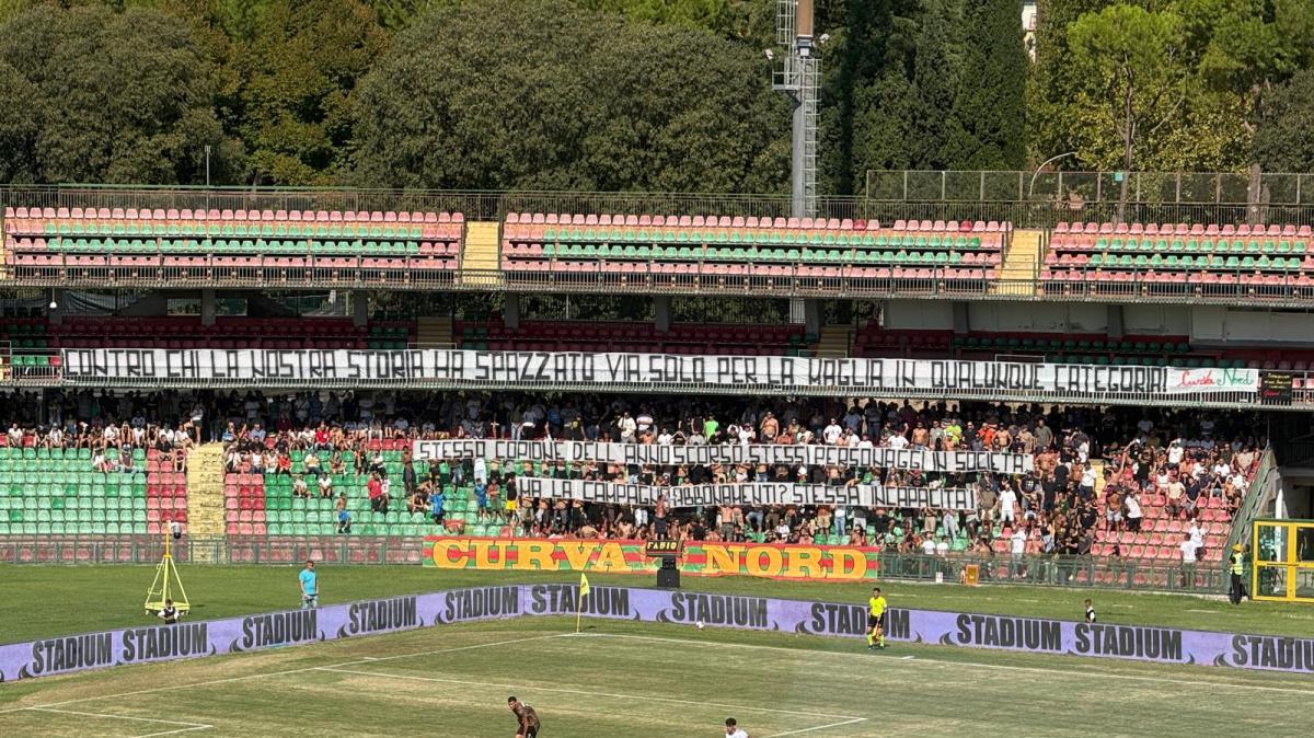 Ternana, lo striscione della Nord: "Stesso copione dell'anno scorso, ma la campagna abbonamenti?"