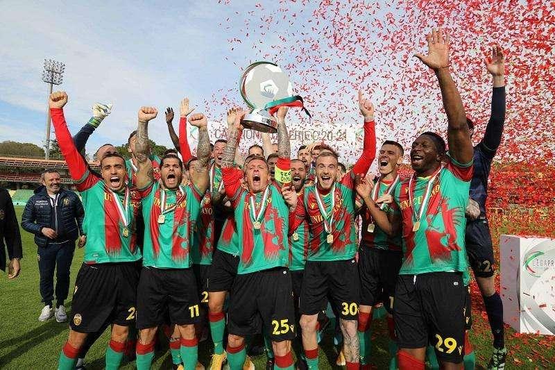 La Ternana promossa in B, la premiazione allo stadio Liberati