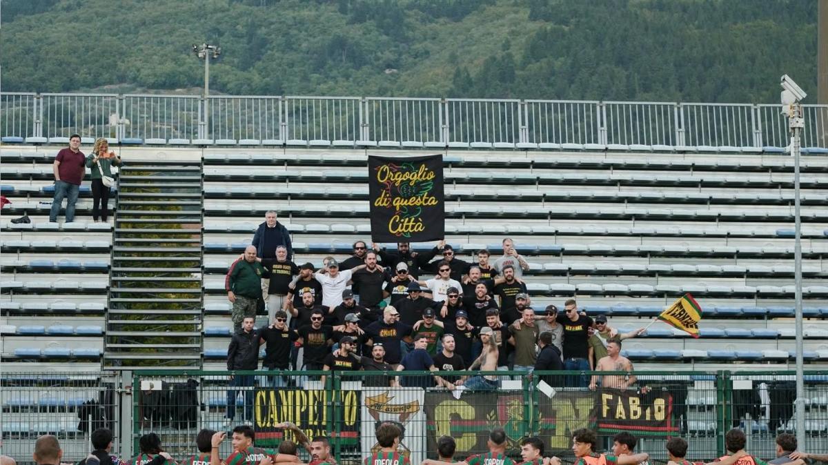 Ternana, quei 44 tifosi a Prato valgono più di una vittoria: una lezione d’amore e appartenenza | VIDEO