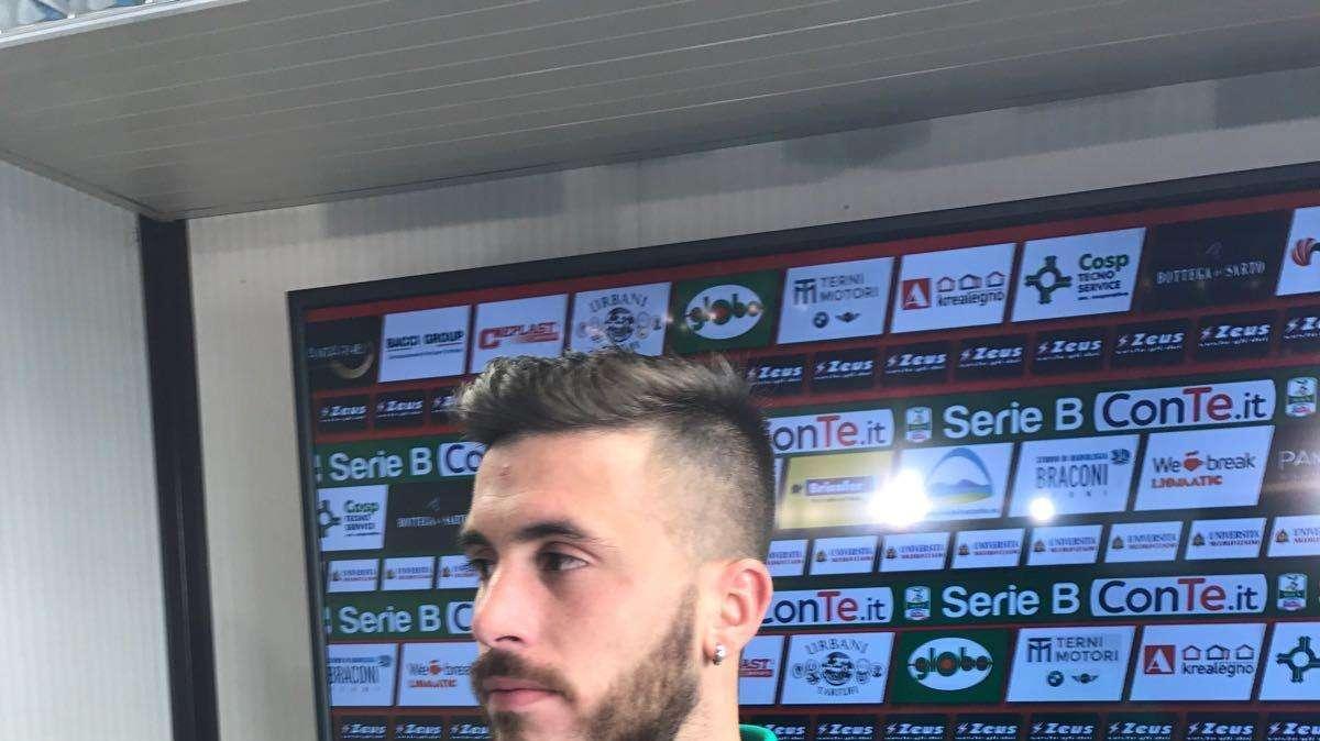 Ternana - Angiulli di precisione calcia il pallone fuori dalla finestra VIDEO
