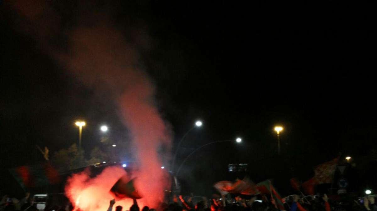 FOTO TN - Fumogeni, cori e sfottò: guardate che spettacolo all'Hotel Garden