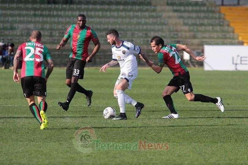 La Ternana resta sola