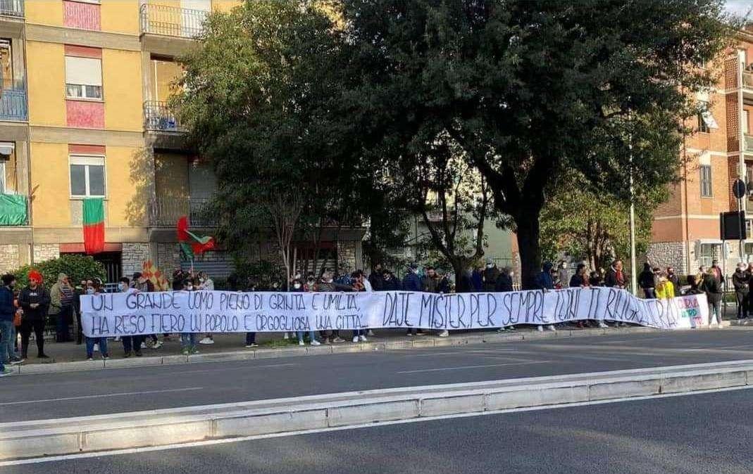 La Curva Nord omaggia Lucarelli: "Mister per sempre Terni ti ringrazierà" - FOTO