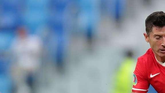 Primer gol en un Mundial de Lewandowski: La UEFA también celebra el gol del polaco