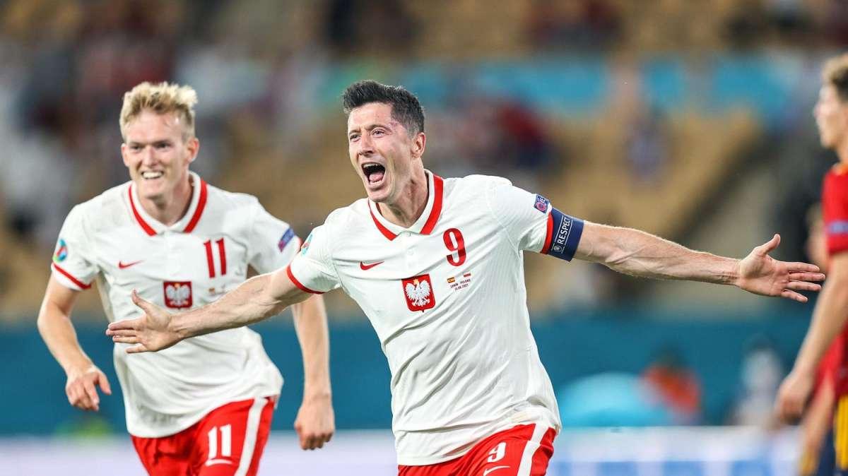 Lewandowski conoce a Shevchenko. Su brazalete de capitán en Qatar lucirá los colores de Ucrania