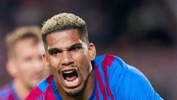Araujo: "Esperamos que el club arregle la situación de Dani y Pau"
