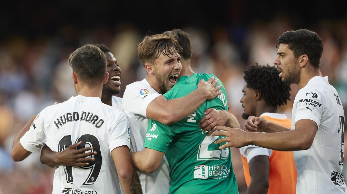 Un Valencia herido amenaza al Barcelona: Corberán prepara la rebelión en Mestalla