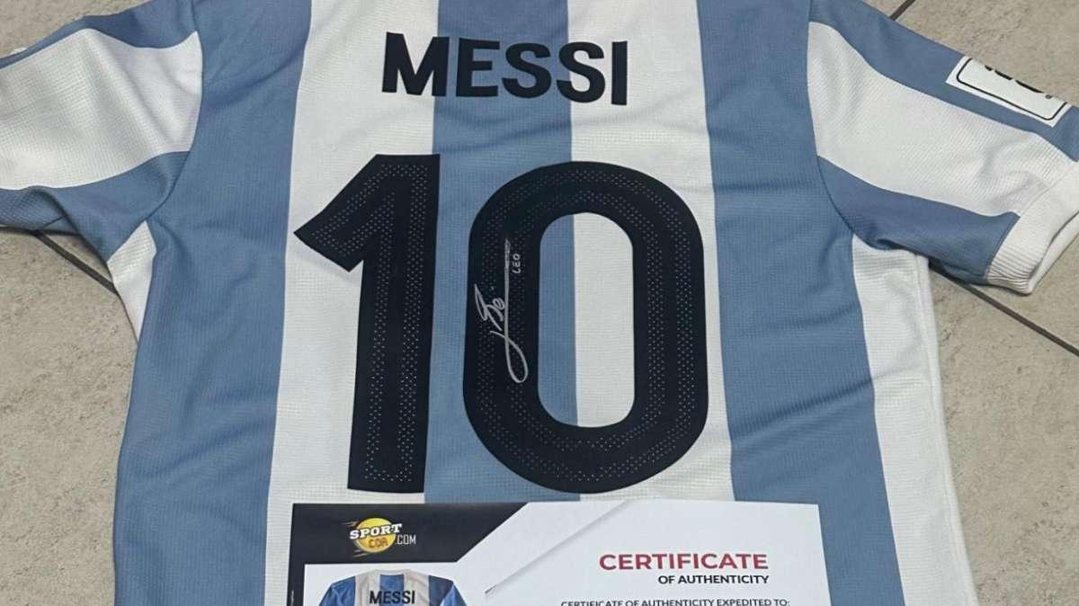 Una pieza de historia: la camiseta usada por Lionel Messi sale al mercado