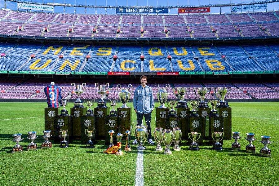 Piqué en el Camp Nou con los 30 trofeos ganados con el Barcelona