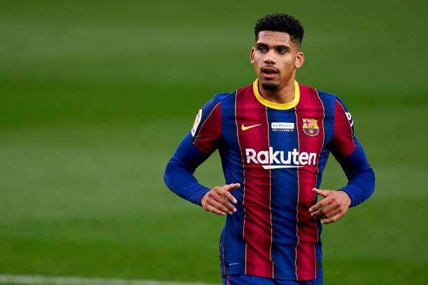Araujo se entrena con el grupo