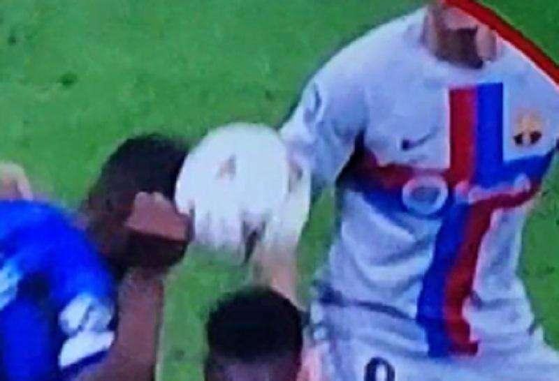 Asaltan al Barcelona en Milán: la falta de la mano de Dumfries es evidente - VIDEO