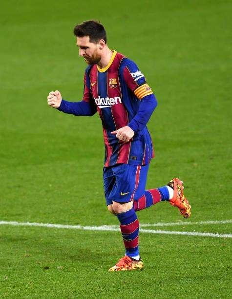 Leo Messi recibe el premio al mejor jugador del mes de febrero