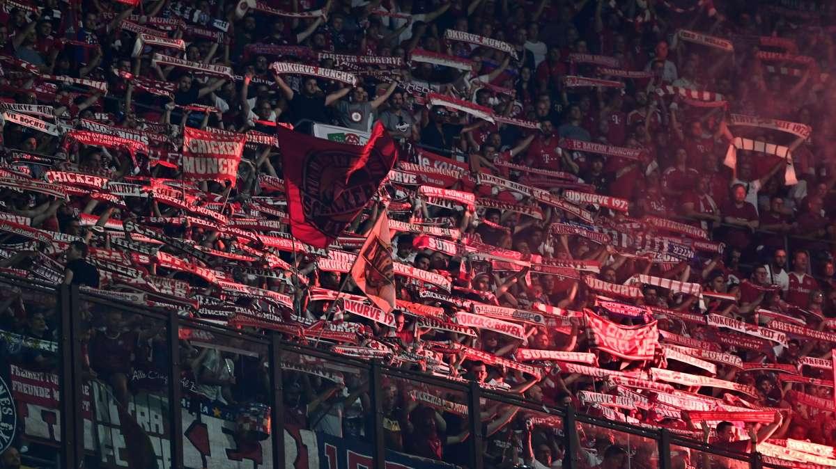Striscione dei tifosi del Bayern: "Via gli autocrati come Mansour, il calcio appartiene ai tifosi"