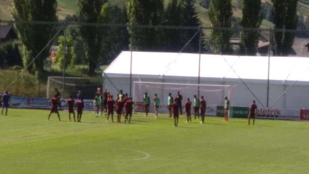 Tanto pallone e uno contro uno, ma senza Djidji. Alle 17 si torna in campo